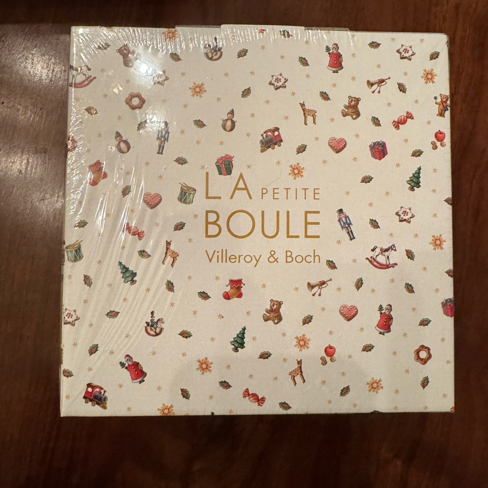 Villeroy & Boch Toy's Delight La Petite Boule Set with Red and Green Accents - Picture 8 of 10